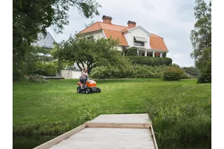 https://www-static-nw.husqvarna.com/-/images/aprimo/husqvarna/garden-tractors/photos/action/jt-480954.webp